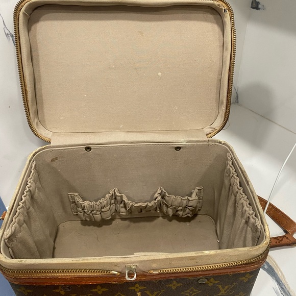 LOUIS VUITTON VINTAGE BEAUTY CASE IN MONOGRAM CANVAS - Picture 6 of 14